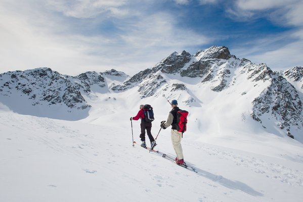 Où faire une randonnée à cheval dans les Montagnes Rocheuses canadiennes?